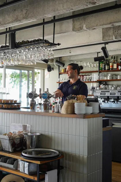 Un barman derrière son comptoir