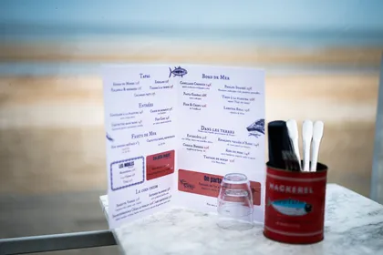 La carte de Key West posée sur une table en terrasse