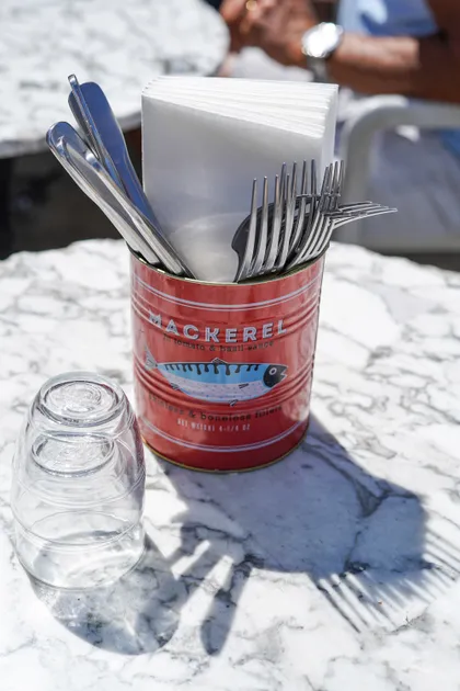 Un plat de pot de couverts, servi avec des pommes de terre et une sauce verte