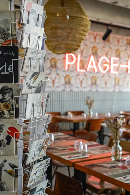 Une photo de la salle intérieure de Key West et des cartes postales